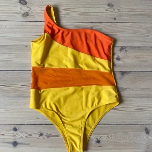 SHEIN baddräkt - En helt oanvänd baddräkt från SHEIN som är i väldigt bra skick :) 