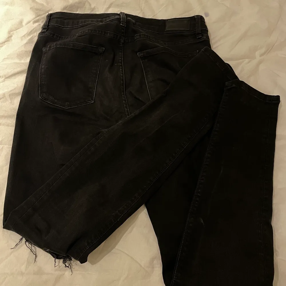 Svarta jeans med slitna hål storlek M, väldigt figursittande och mycket strech. Använd fåtal gånger .. Jeans & Byxor.