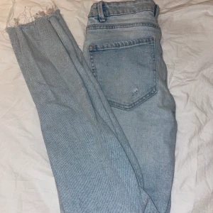 Zara Jeans  - Lite strech storlek M. Väldigt fina och eleganta med slitelse på knäna. Knappt använda.