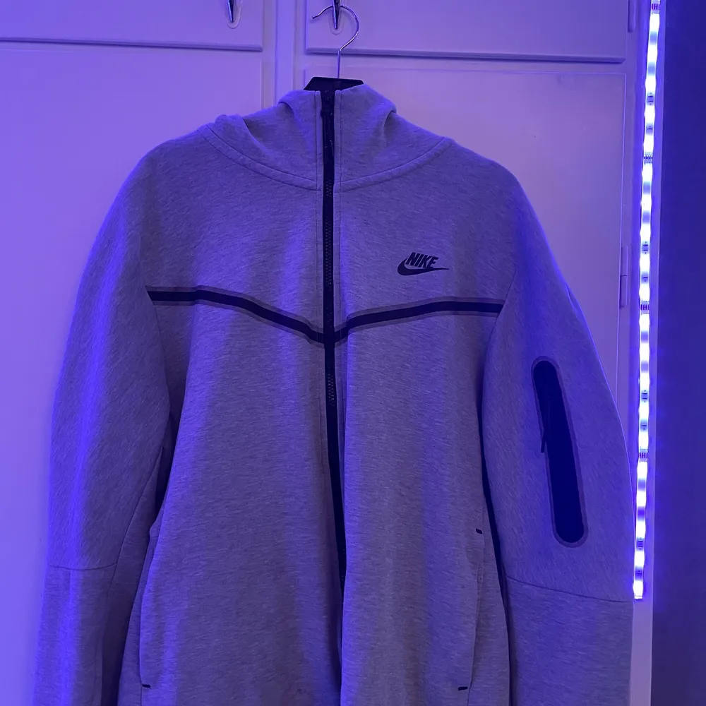 Säljer min Nike tech fleece tröja, köpt för 2 månader sedan, okej skick. Tröjor & Koftor.