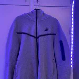 Nike tech fleece L - Säljer min Nike tech fleece tröja, köpt för 2 månader sedan, okej skick