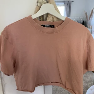 Smuts rosa magtröja  - Säljer denna smuts rosa magtröja från Bikbok, använd mycket men fortfarande i ny skick. 