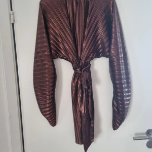 Adoore sleeve focus dress  - Strl S. Använd endast en gång, nypris 1699kr Köparen står för frakt (66kr)