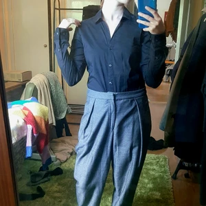 Skjorta  - Fin skjorta från H&M. För liten för mig däravsäljer jag den. Använd ytters sällan. Stilig och passar formen, med snygg öppning.  Köparen står för frakten 