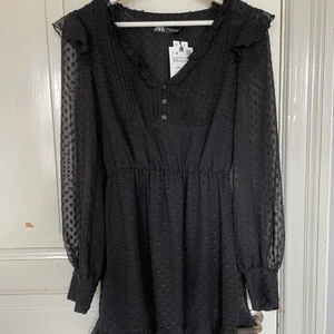 Svart klänning ifrån zara - Säljer denna jättefina klänning ifrån Zara. Som jag tyvärr inte fått användning för då den är för liten för mig. Köparen står för frakten! Nypris 399kr    Pris 200kr + frakt 