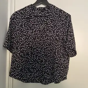 En blommig blus/skjorta med v-neck och krage. Försökte hitta den på nätet, men tror inte den säljs längre. Säljer pga inte min stil längre. Pris kan diskuteras!