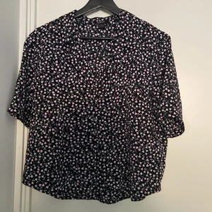 Blommig skjorta/blus  - En blommig blus/skjorta med v-neck och krage. Försökte hitta den på nätet, men tror inte den säljs längre. Säljer pga inte min stil längre. Pris kan diskuteras!