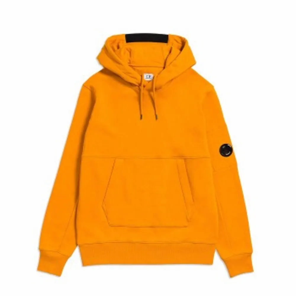 Orange CP Company hoodie i storlek M. Tröjan är i nyskick. Mötts up i Stockholm. Pris kan diskuteras.  Inge kvitto finns kvar. Tröjor & Koftor.