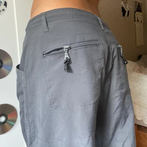 baggy byxor - så häftiga byxor, nästan som cargo byxor. strl L och dem sitter ganska löst på mig utan justering men det går som sagt att justera! 😁 innerbenslängd: ca 79 cm. midjemått: ca 89 cm. jag är 162 cm. BUDA GÄRNA!