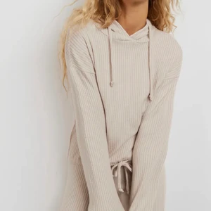 Beige set  - Säljer detta super mysiga beige settet från Ginatricot 