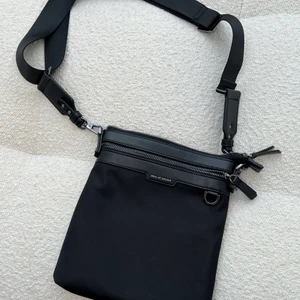 väska från ideal of sweden - använd ett fåtal gånger, som ny! frakt på 66kr tillkommer 