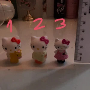 små hellokitty figurer - dom större (1,2,3) kostar 15kr/st, dom som sitter ner (4,5,6) kostar 10kr/st och dom som ser lite ut som buissness women (7,8,9) kostar 5kr/st