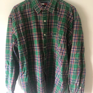 Tommy Hilfiger flannel skjorta XL  - 90tals Flannel skjorta av Tommy Hilfiger storlek xl fint skick