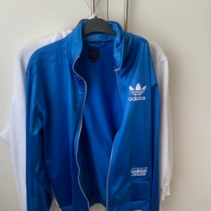 Adidas vintage  - Svin snygg vintage adidas kofta i en stark blå färg. Jättefin och passar till mycket. Säljer pga inte min stil länngre och rensar ut garderoben 