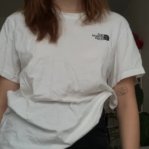 North Face T-shirt - T-shirt från North Face. Bra skick. Säljs då den inte kommer till användning. Herrstorlek.