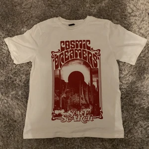 T-shirt från Gina  - En fin tröja från Gina med ett coolt tryck på framsidan 😍köpt på rean för 80kr