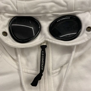 Cp Company Hoodie - Köpt 2021-12-27, har inget kvitto men en digital transaktion! Köpt på SEASON i Jönköping för 2200.
