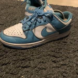Nike Dunk low UNC - Nike dunk low UNC storlek 41! Säljer mina dunks som är använda i några månader sparsamt! Nypris 4500kr. Säljer för att jag har tröttnat på de. Box ingår. Skriv gärna utan att tveka! Byten kan vara intressant! Pris kan diskuteras vid snabb affär!