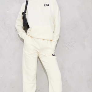 Prettulittlething  - Säljer ett mjukis sett från prettylittlething.  Beställde men va fel storlek så har aldrig använt och ligger kvar i paketet/påsen.  Färgen är kräm vit. Storlek M i både hoodien och byxorna 