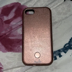 Selfie skal till iPhone SE - Selfie skal till iPhone SE med inbyggd selfie lampa/blixt. Nyskick. 