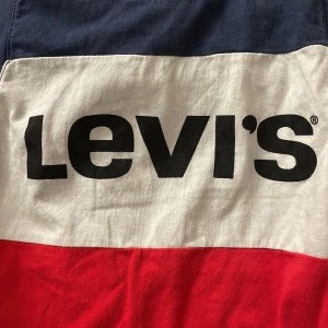 Levis linne - Aldrig andvänt linne från Levis , vet inte hur man stylar men svin coolt så vill att någon annan ska styla den ❤️
