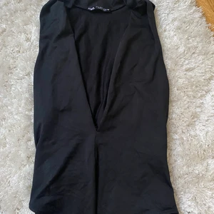 Body från zara - Body från zara med djup urringning i storlek m