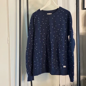 Prickig Tröja - Mysig collegetröja från lager 157 med många prickar på, har inte räknat hur många det är troligtvis mer än 12