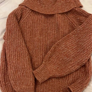 Stickad tröja - Lite stickig om man tål det, storlek M med inbyggd halsduk