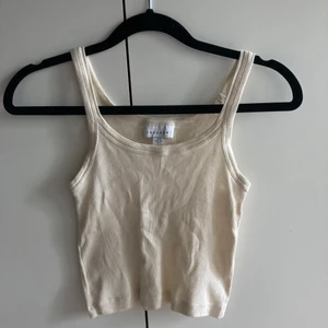 ribbat linne - ribbat croppat linne, litet i storleken, närmare 34/xs skulle jag säga