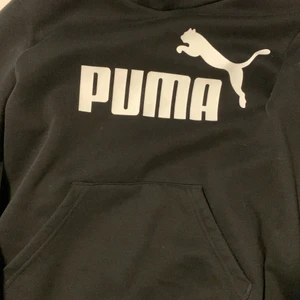 Puma tröja - Jag säljer den här hoodien från Intersport för att den är lite för liten för mig. Hoodien är fortfarande i bra skick och köptes för ungefär 900kr