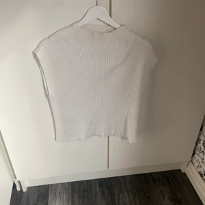 Stickad väst - Säljer denna stickade västen för 150kr + frakt från nakd!  Storlek S