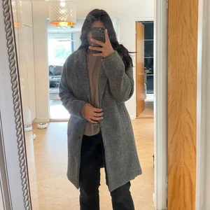 Kappa i storlek M - Superfin kappa som är i väldigt bra skick, har ba ingen användning för den. Är i storlek M, kan även passa S . Kan hämtas i Järfälla eller fraktas men då står köparen för frakten🌺