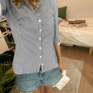 Hm blus - Så fin figursydd blus från hm. Köpt seconhand men är i nyskick. Jag är storlek S och tycker den sitter bra men passar även M. Snygg modell med trekvartsarmar. köpare står för frakt. 