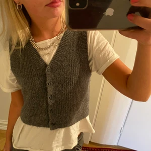 Stickad väst från Weekday - Skitsnygg stickad väst från Weekday men som inte är min stil riktigt💕 Har nästan aldrig använt så den är i fint skick! Köpte förra året
