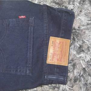 Helt oanvända jeans och gammal model på jeansen Mörkblåa Levis Jeans W 34 L 32(Man strl) Har exakt samma jeans fast i Grå färg säljer även de. priset kan diskuteras W:34 L30