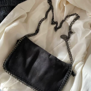 Väska - Jättefin väska som jag ju säljer för att jag har för många💞 Linkar Stella McCartney väskan men är inte äkta. KLICKA INTE PÅ KÖP DIREKT!!!