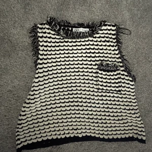 Stickat zara linne - Jätte fint festligt och stickat zara  linne som passar perfekt nu på hösten. Fint skick❣️