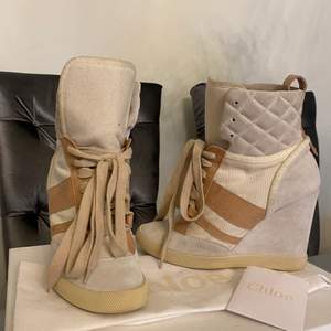 Ljus-Beiga Chloé Kasia Suede & Canvas Wedge Sneakers. I bra skick. Box medförs tillsammans med skopåse. 