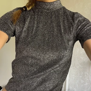 Glittrig topp - Så fin och festlig topp i storlek xs-m (stretchigt material).🖤 Använd få gånger!