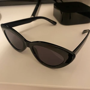 Solglasögon  - Svarta solglasögon från h&m, använda ca 1 gång💗