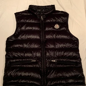 Moncler Gui väst - Säljer min vösy då den kommer vara för liten när våren kommer. I perfekt skick, kvitto finns. Kan tänka mig att byta mot npn vinterjacka i bra märke. Storlek 1, passar mig 170.