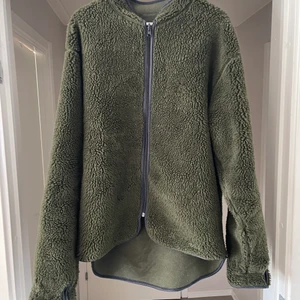 Retro fiberpäls - Säljer en retro fiberpäls i mycket bra skick.   Står ej någon storlek men uppskattas till L-XL  Finns att hämta på Brandholmen alternativt att den skickas mot fraktkostnad.   /Mattias 