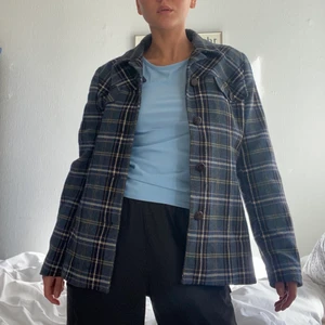 VINTAGE höstjacka - Den perfekta vintage höstjackan! Säljer pga. garderobsrensning! Jag är vanligtvis ca strl. S, men jackan är strl. 38. Bär smått oversized.