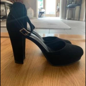 Svarta pumps strlk 38 - .