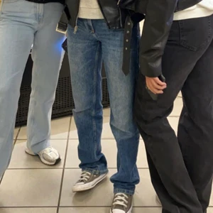 Jeans - Fina mörkblåa jeans från Bikbok i storlek 25💙💙