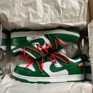 OFF white x Nike dunks  - OFF white x Nike dunks Pine green Endast använda 1 gång Og all Us 10,5/eu 44,5 Bytta på Hypestein