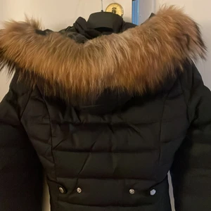 Rock and blue jacka kort modell stl 36 - Säljer denna vinter jacka ifrån rock and blue för 900kr, vid snabbkaffe!!, endast använd en vinter. Äkta päls!!