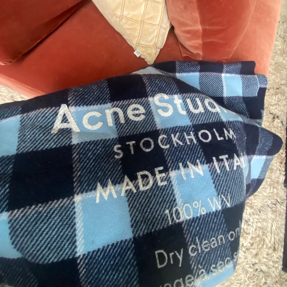 Säljer min Acne studios checked halsduk i 100% ull. Säljs inte längre i denna färg då den är köpt 2019. Väldigt mysig och passar till allt nu på hösten! Nypris ca 2000:). Accessoarer.