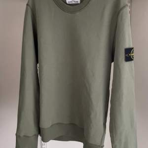 Stone Island tröja. Militär/oliv grön, strl. M Bra skick, knappt använd. Nypris 2399kr