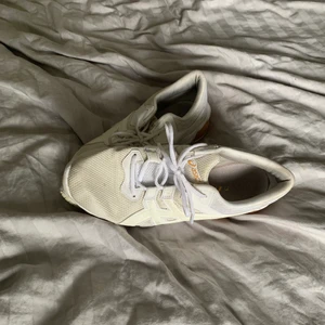 Skor  - Ett par vita och bächa skor till både idrott och ute i storlek 40